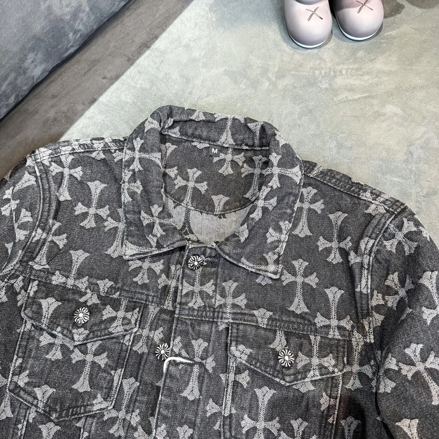 P260 [Black] Chrome Hearts double-sided heavy denim jacket with LOGO jacquard and dark flowers printed all over. The same style as the Internet celebrity star. The cross-printed denim jacket has a unique cross design element and all-over printing, which is full of design. It is made of 100% denim cotton fabric with heavy coarse yarn count, which ensures a stiff and tough silhouette while being soft, comfortable and breathable. The lapel is designed with silver buttons and is full of texture. The classic white cross logo is all over the dress, making it a perfect versatile style for spring and summer! Customized jacquard fabric, you can wear it in various styles. This gender-neutral shirt is a must-have for nightclubs. It can be worn as a jacket for both men and women. It can be easily worn by both men and women! The original loose version is made of high-quality pure cotton fabrics. The fabric pattern is high-definition and delicate without burrs. It is comfortable and breathable to wear. All the buttons are molded and customized. It is casual and fashionable and can be matched with any bottoms. It can be windproof and sunproof in spring and summer. It can be worn outside in autumn and winter! Easily concave shape makes you look slimmer and taller, perfect for both men and women! Style number: Color: Black Size: S M L XL
